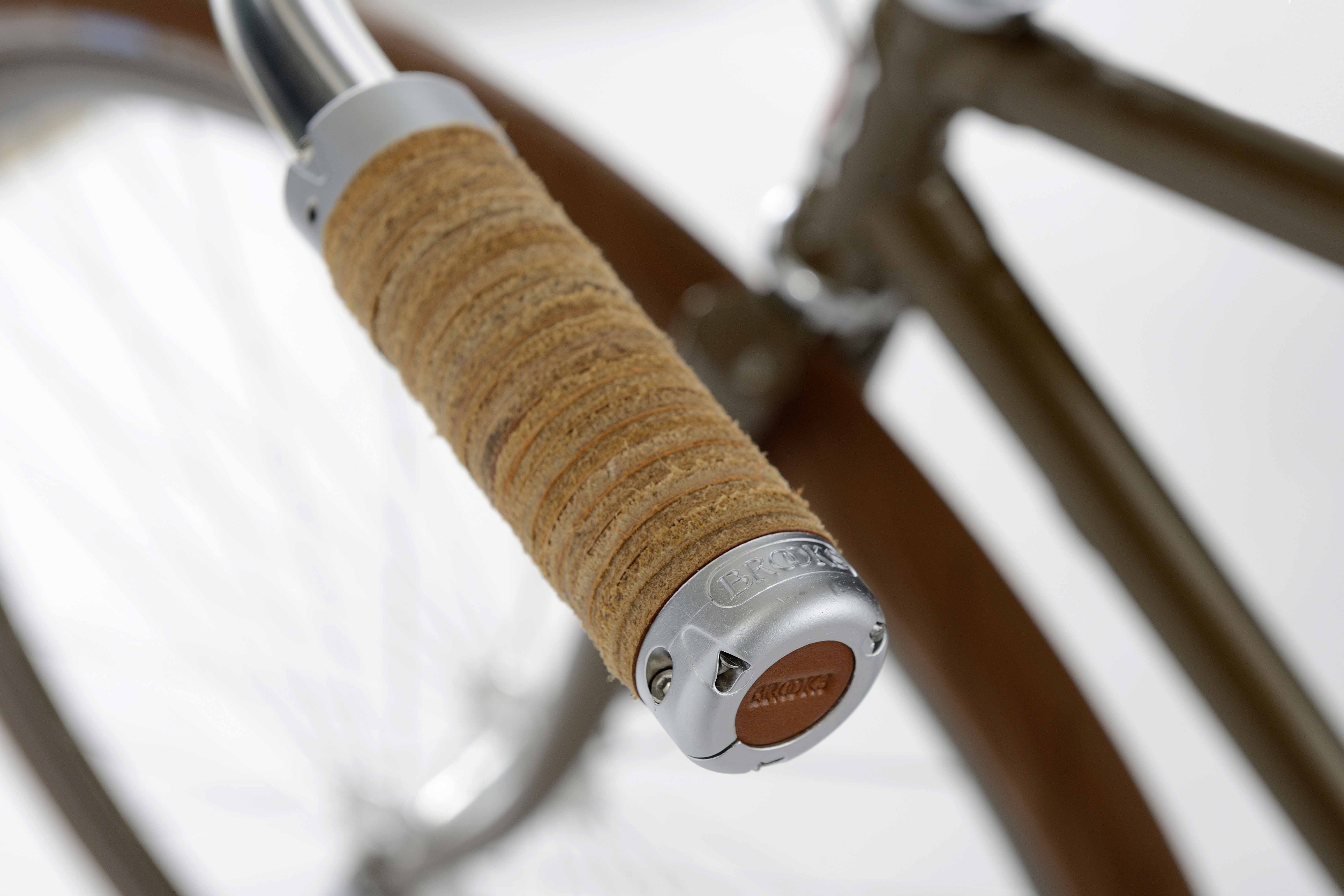 plump leather grips
